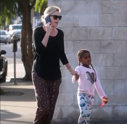 Плохая мать: фанаты осуждают Шарлиз Терон за то, что она одевает сына в платья