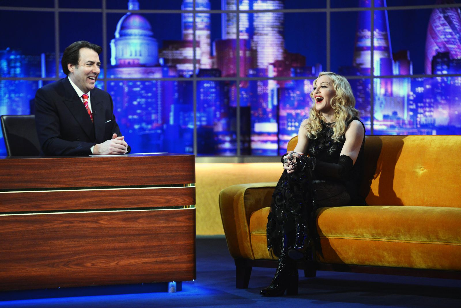 Мадонна взобралась на стол в откровенном наряде во время телешоу