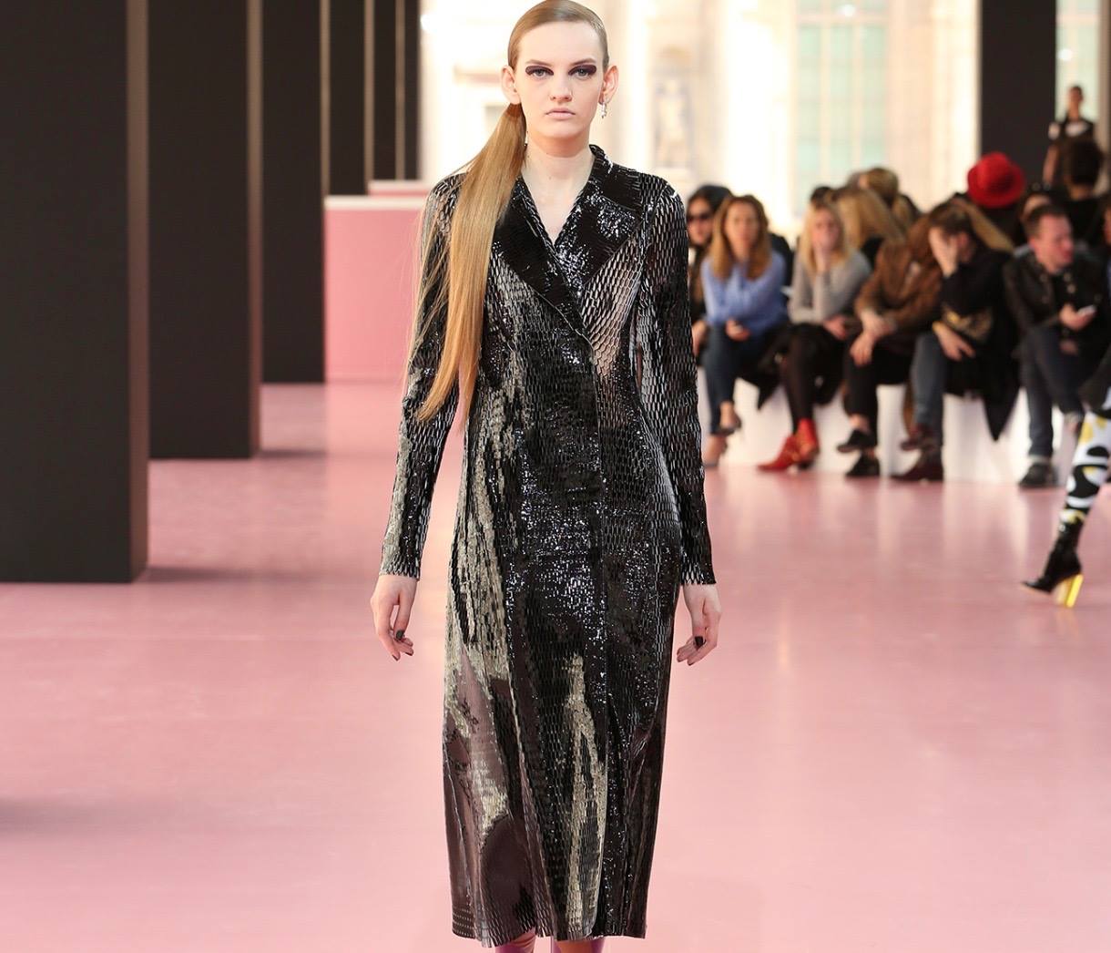 Тина Кароль удивила нарядом от Dior и ультрамодной прической