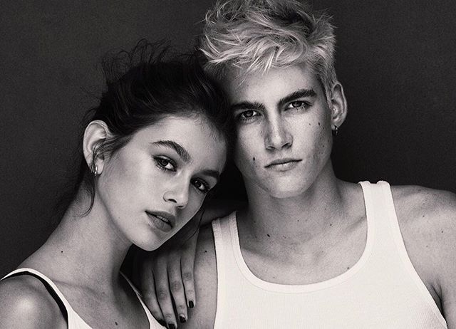 Мамина гордость: в сети появился роскошный снимок дочери и сына Синди Кроуфорд