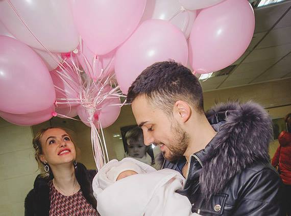 Счастливая мама: Славу из "Неангелов" выписали из роддома