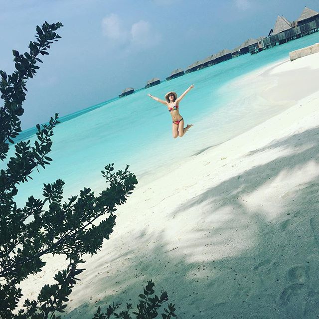 Полина Гагарина продемонстрировала стройную фигуру на отдыхе с семьей