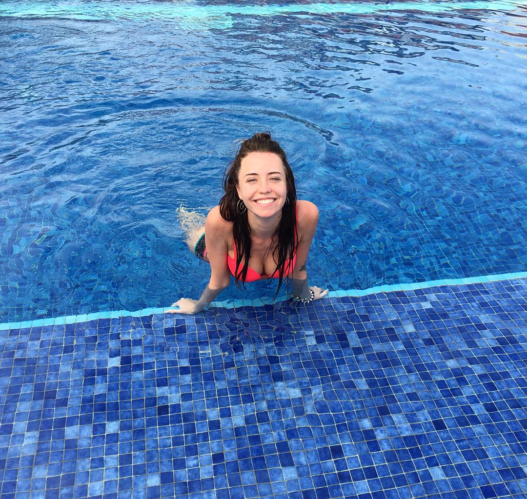 Надя Дорофеева показала стройную фигуру в купальнике