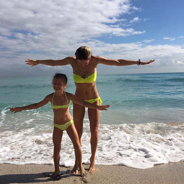 Вера Брежнева празднует 34-летие: лучшие фотографии певицы 