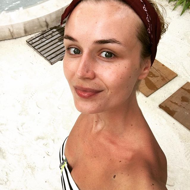 Полина Гагарина продемонстрировала стройную фигуру на отдыхе с семьей