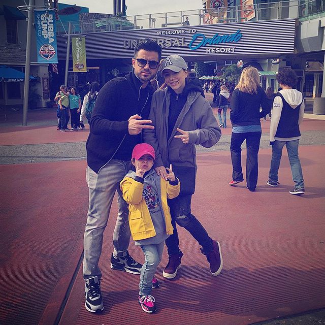 Ани Лорак с мужем и дочерью