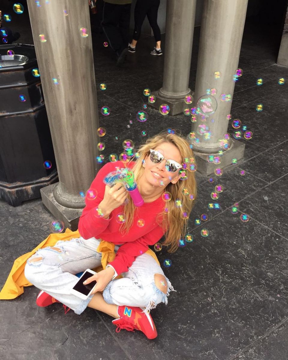 Словно девочка: 33-летняя Вера Брежнева на пляже с младшей дочерью