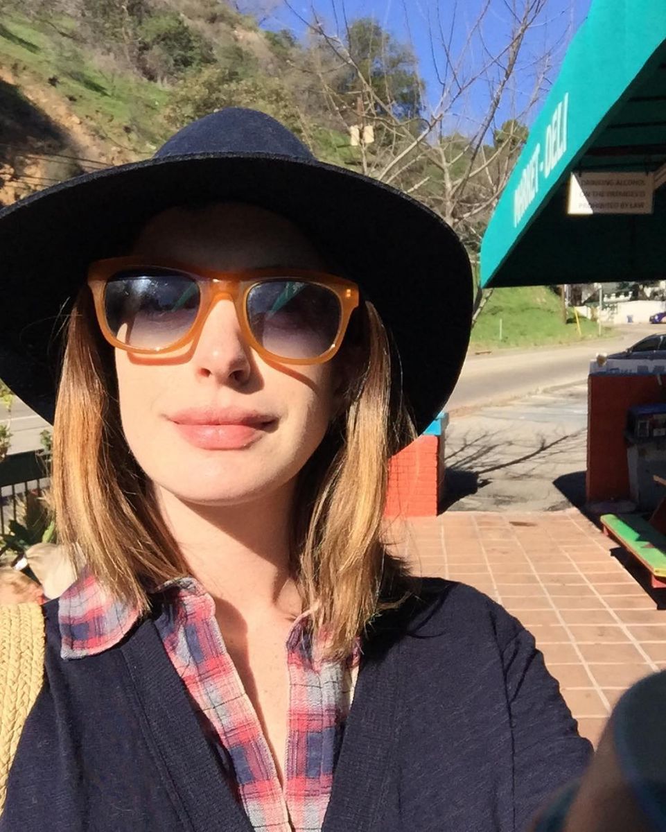 Беременная Энн Хэтэуэй экспериментирует с цветом волос 