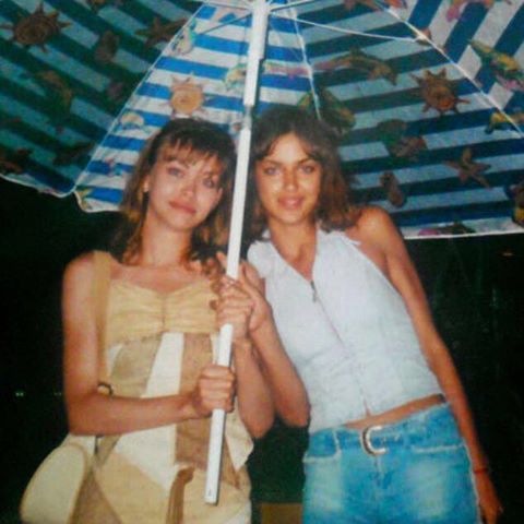 Счастливые времена: Ирина Шейк показала раритетное фото с сестрой