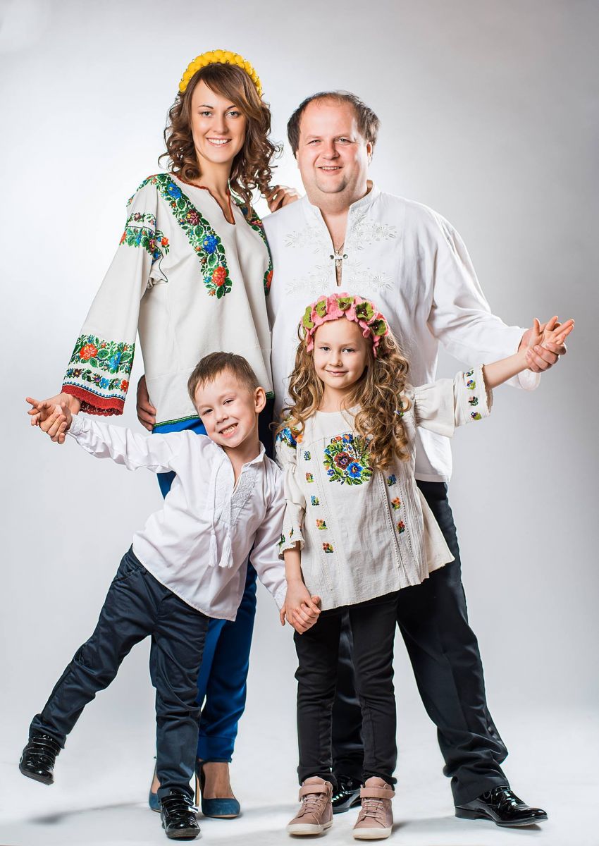 Солист группы &quot;ТІК&quot; Виктор Бронюк с женой Татьяной и детьми &mdash; дочерью Евой и сыном Данилой