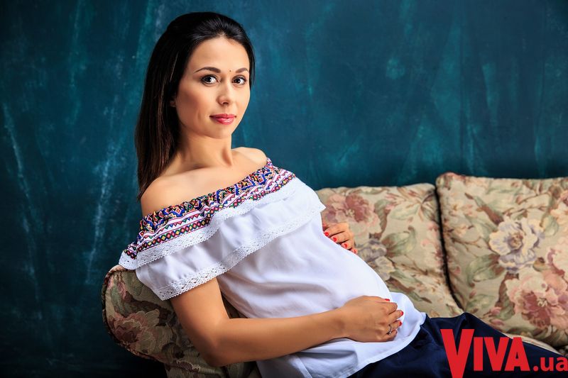 Беременная ведущая Фактов Анастасия Мазур снялась в фотосессии с мужем