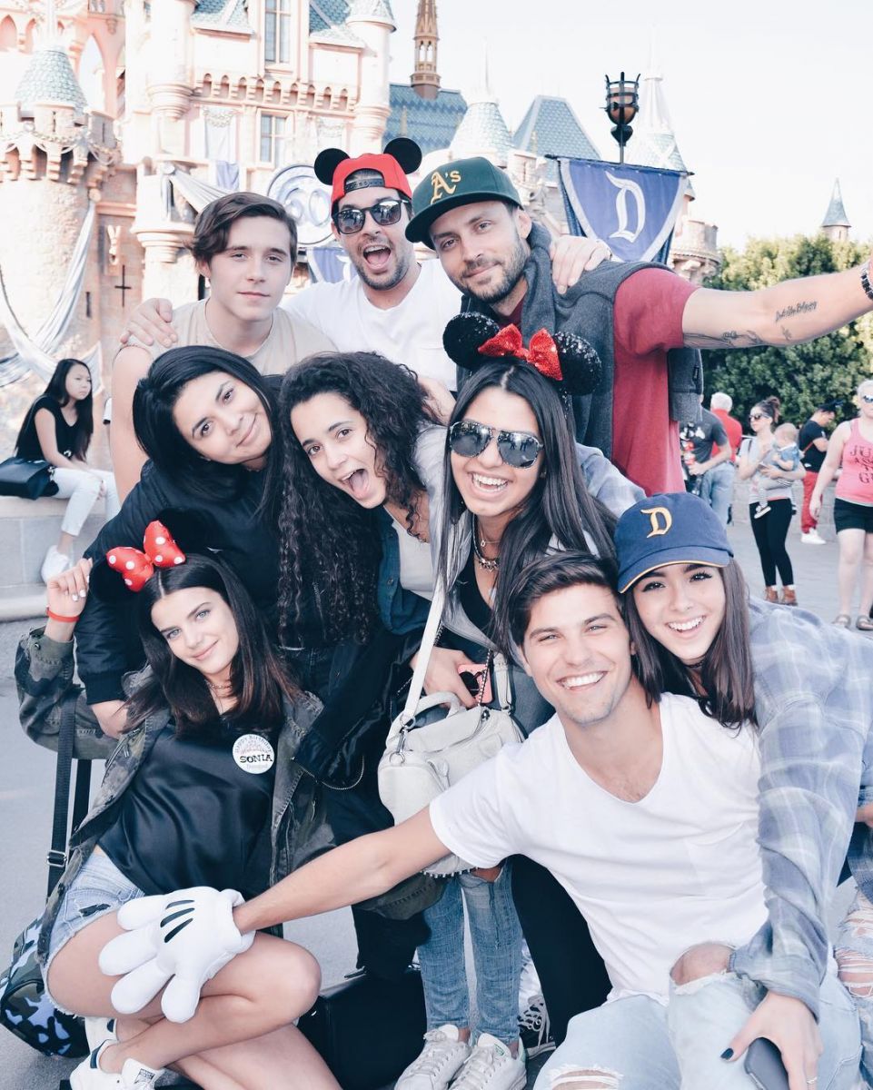 Сказочный день рождения: Бруклин Бекхэм отпраздновал 16-летие своей девушки в Диснейленде 