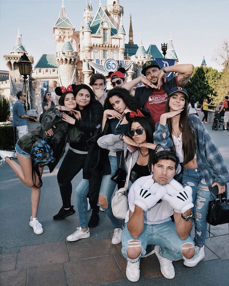Сказочный день рождения: Бруклин Бекхэм отпраздновал 16-летие своей девушки в Диснейленде 