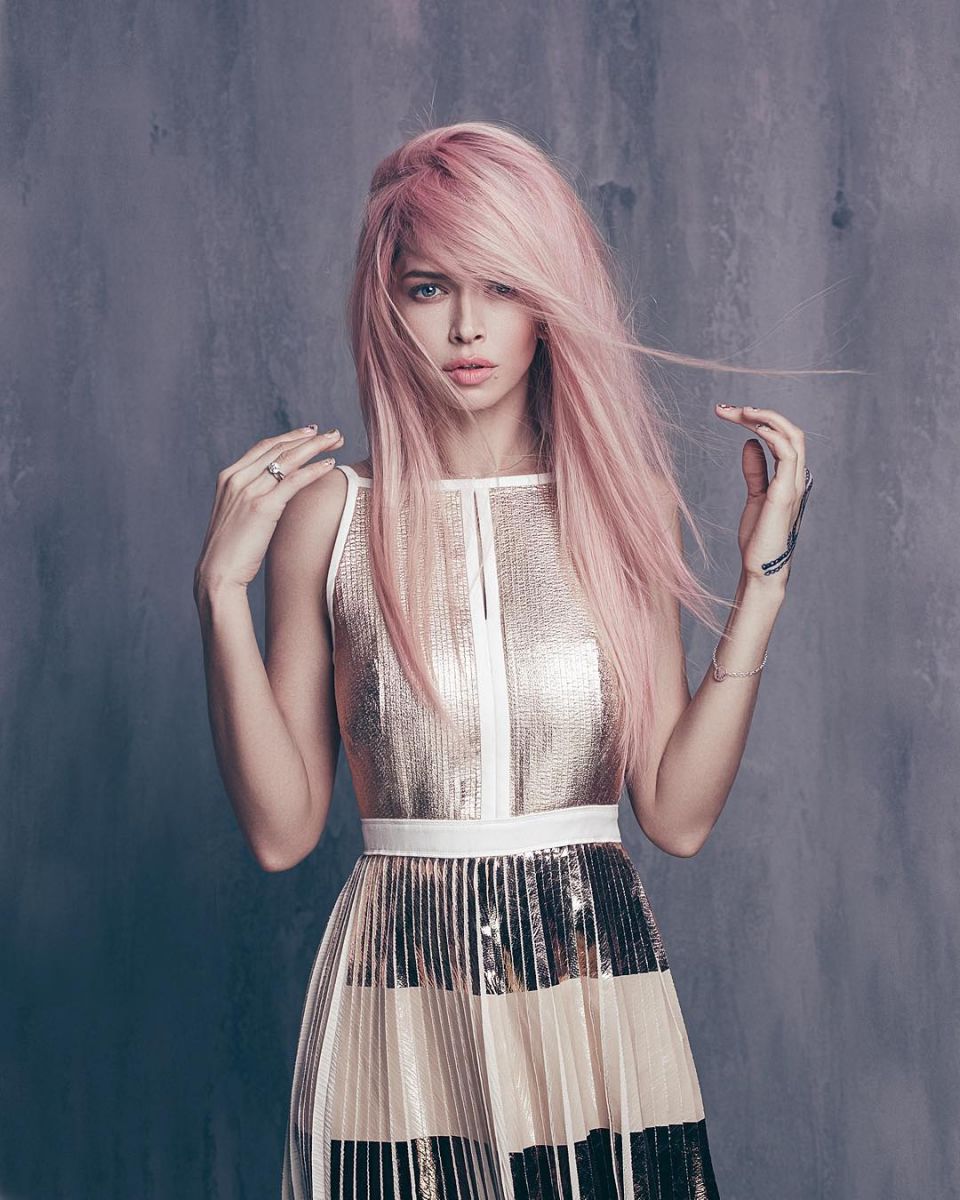 Вера Брежнева показала длинные ноги в новой фотосессии 