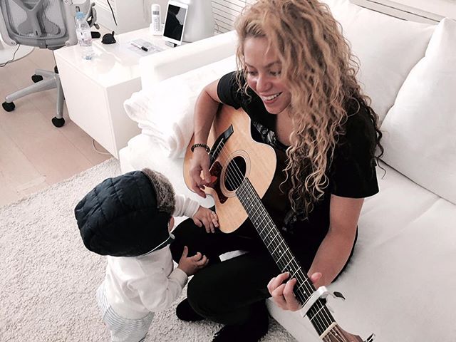 Милее некуда: Шакира играет на гитаре для сына