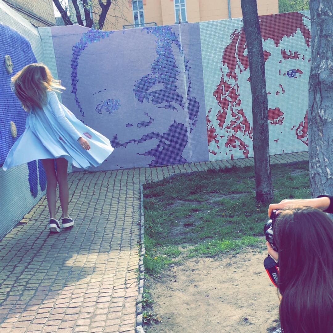 Дочь Веры Брежневой гуляет по Киеву в стильных нарядах