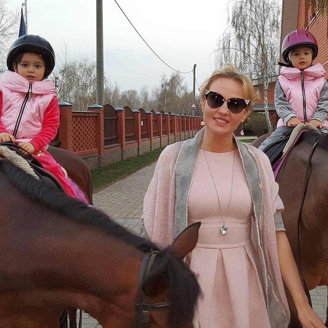 Камалия показала, как ее маленькая дочь читает сказку