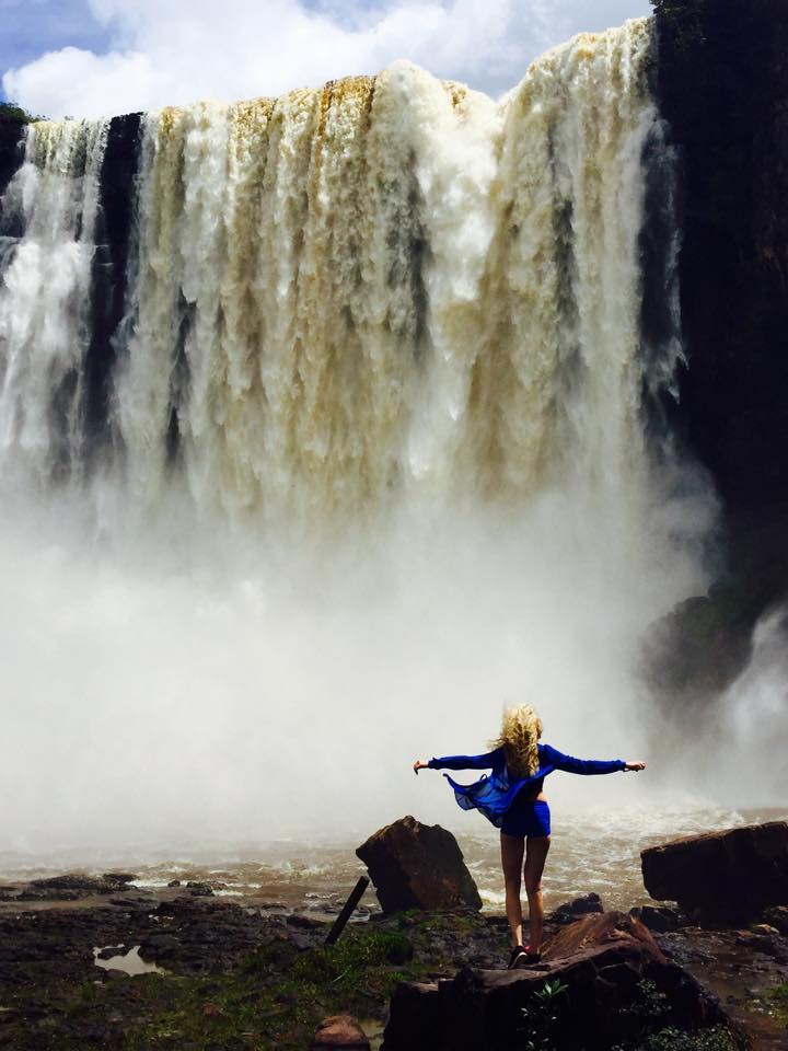 Очень максимально. Фото побывал. Roraima Water girl. Алиса включи мне фото самых больших водопадов в мире на камнях.