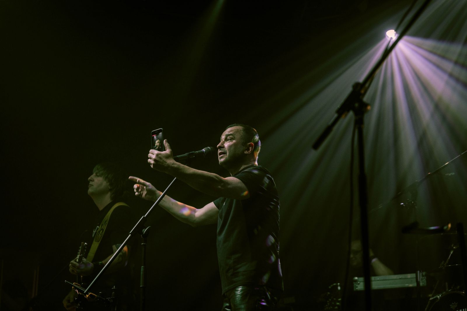 Виктор Павлик стал брутальным рокером