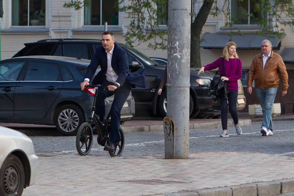 Виталий Кличко отказался от машины и ездит на работу на велосипеде