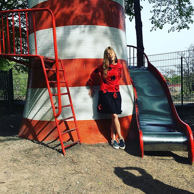 Дочь Веры Брежневой гуляет по Киеву в стильных нарядах