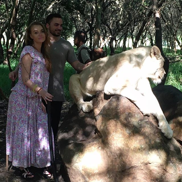 Молодая мама Слава из "Неангелов" на отдыхе с мужем