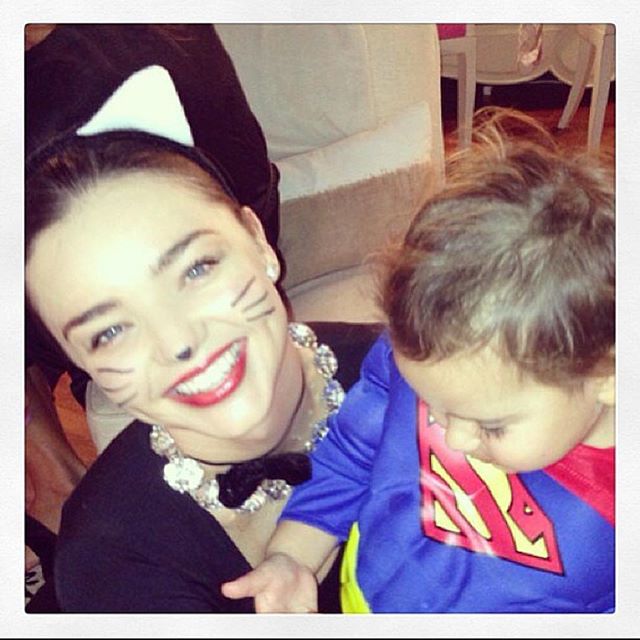 Счастливая мамочка: Миранда Керр позирует с подросшим сыном