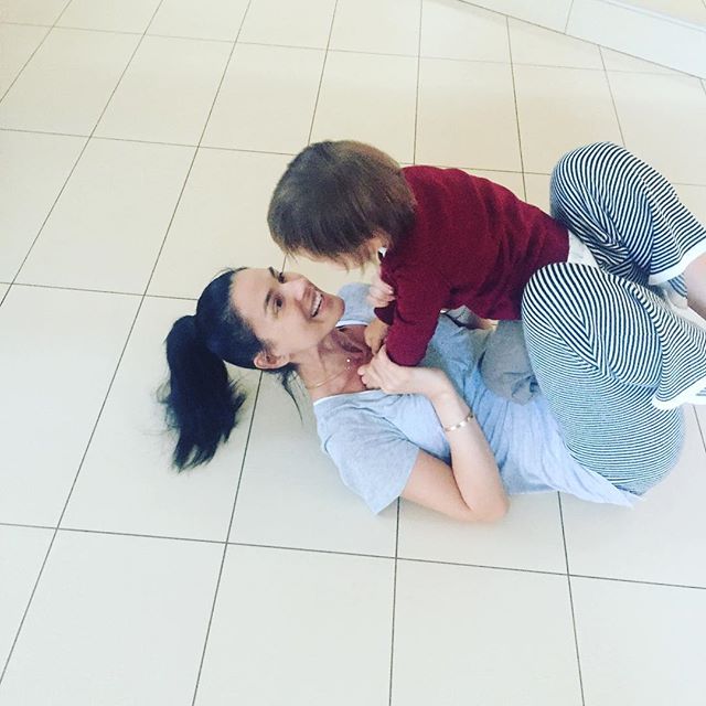 Фотофакт: сын Маши Ефросининой появился на съемочной площадке вместе с мамой