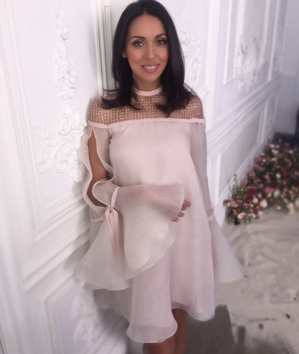 Беременная Алсу примерила нежные наряды для нового клипа