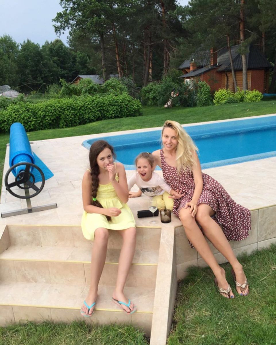 Оля Полякова: Этим летом я отдыхаю у себя на даче