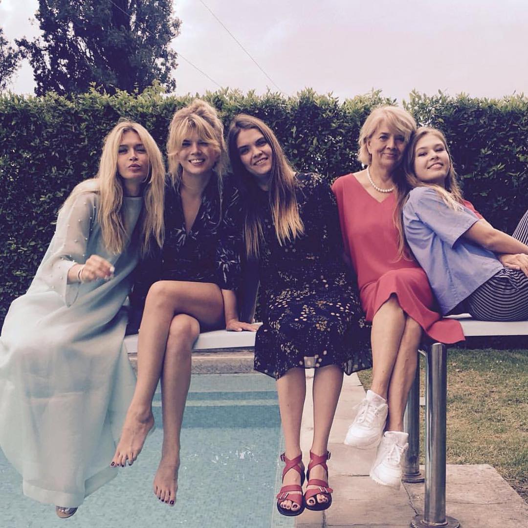 Вера Брежнева поделилась семейной фотографией с сестрами