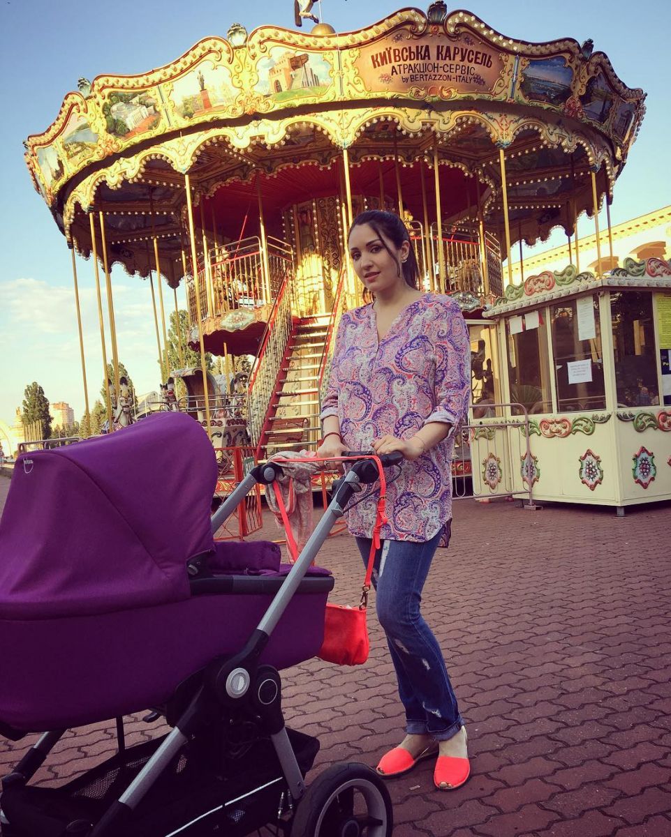 Ангелина Завальская впервые показала свою маленькую дочь 