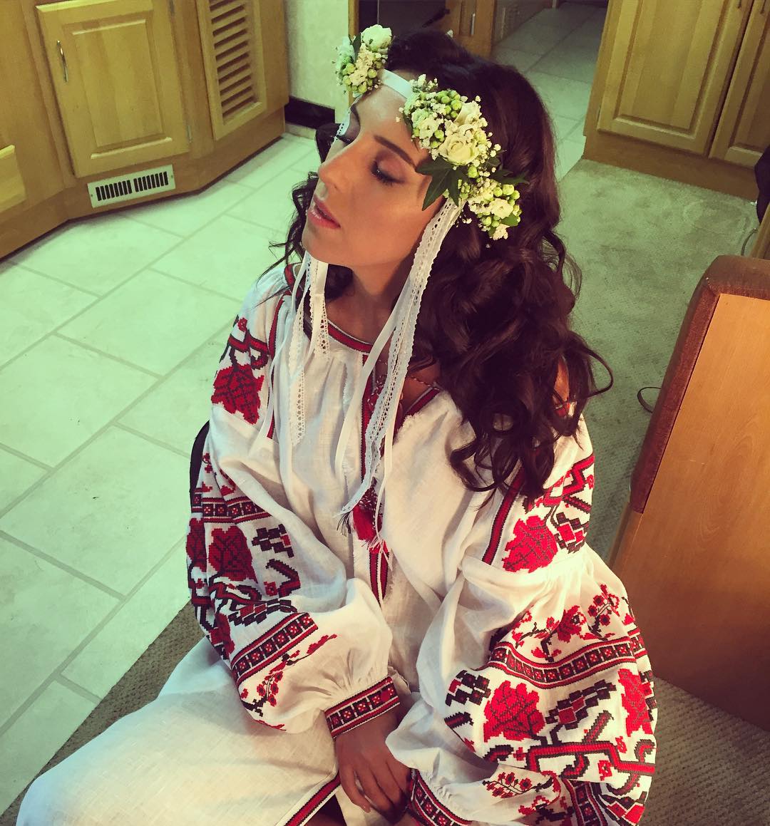 День вышиванки: звезды позируют в нарядах с украинскими орнаментами