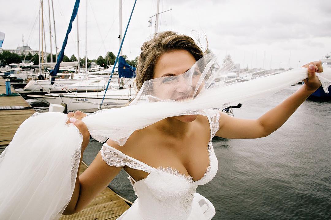 Звезда клипа &quot;Экспонат&quot; группы &quot;Ленинград&quot; поделилась новыми снимками со своей пышной свадьбы 