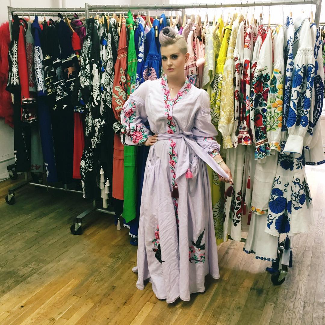 День вышиванки: звезды позируют в нарядах с украинскими орнаментами