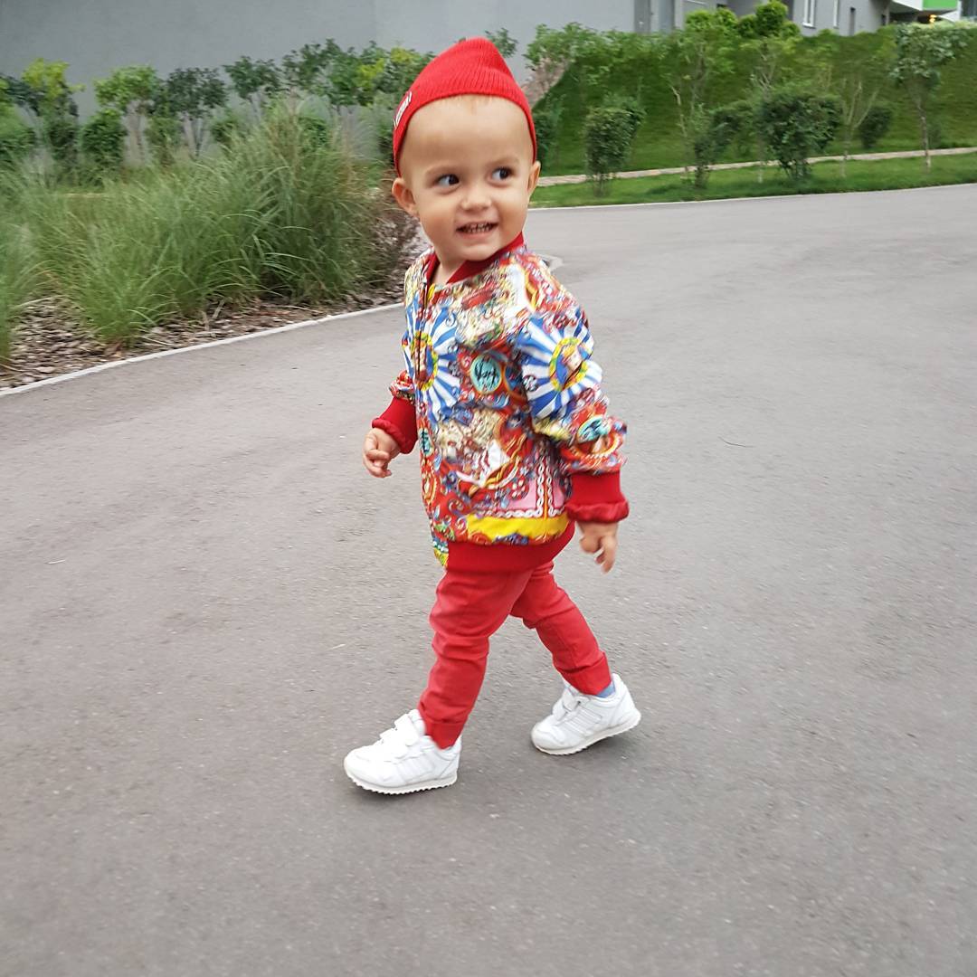 Солистка "Неангелов" гуляет со своими подросшими детьми 