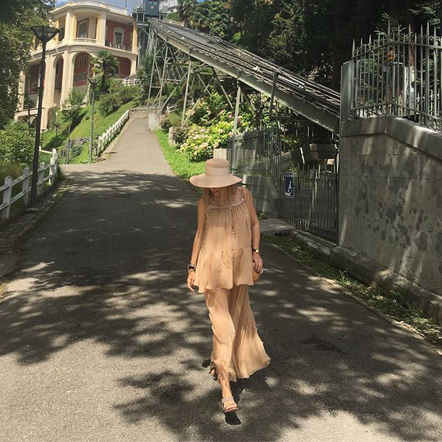 Ксения Собчак интригует поклонников снимками с округлившимся животиком 