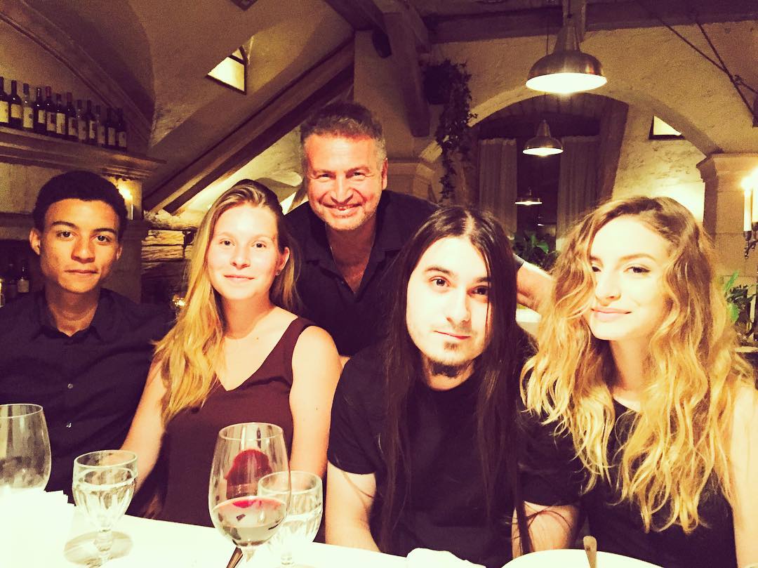 Семья в сборе: к Леониду Агутину прилетели дочери со своими парнями 