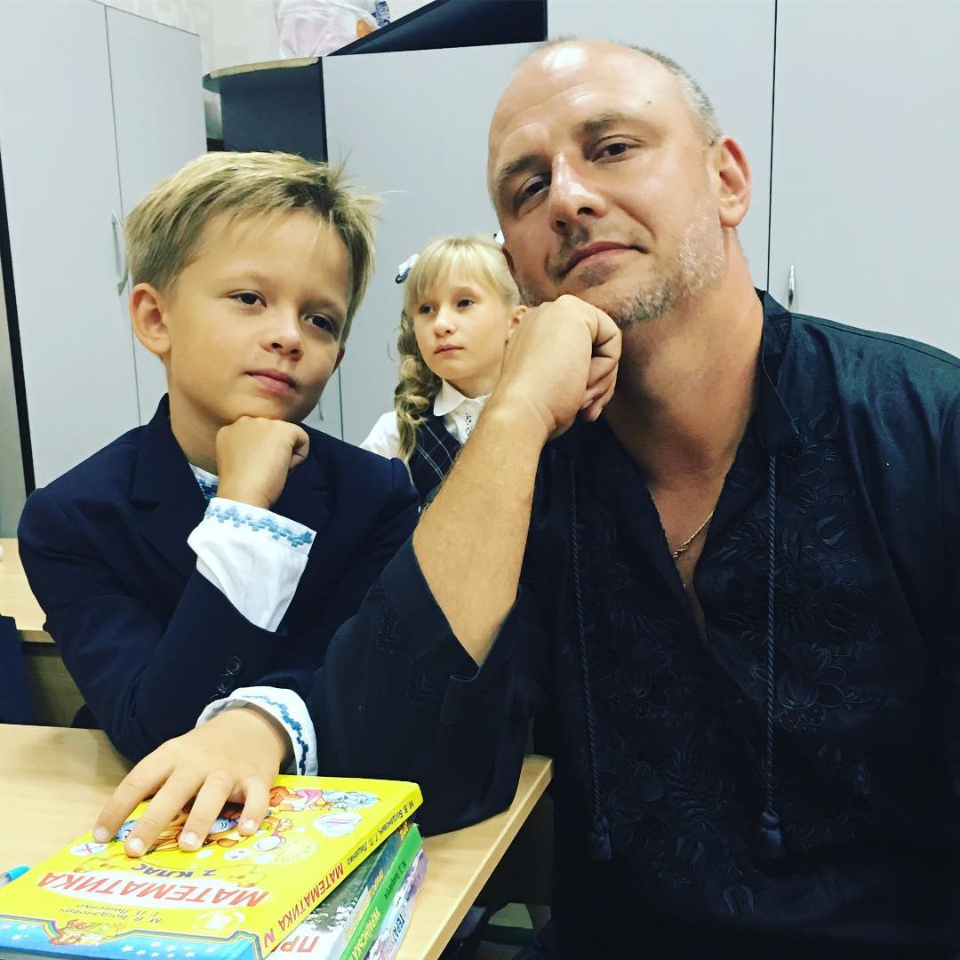 И снова в школу: как звезды отвели своих детей на первый звонок 