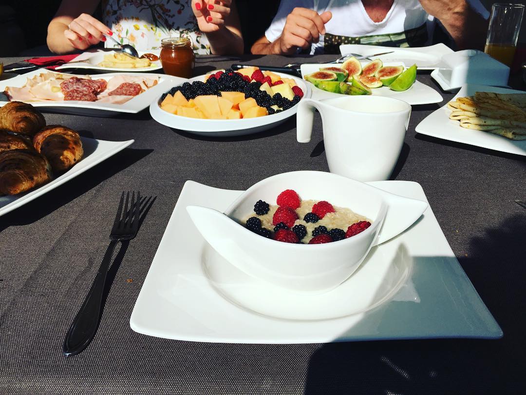 Кращі страви на ранок: чим снідають Жанна Бадоєва, Ані Лорак, Анфіса Чехова та інші знаменитості