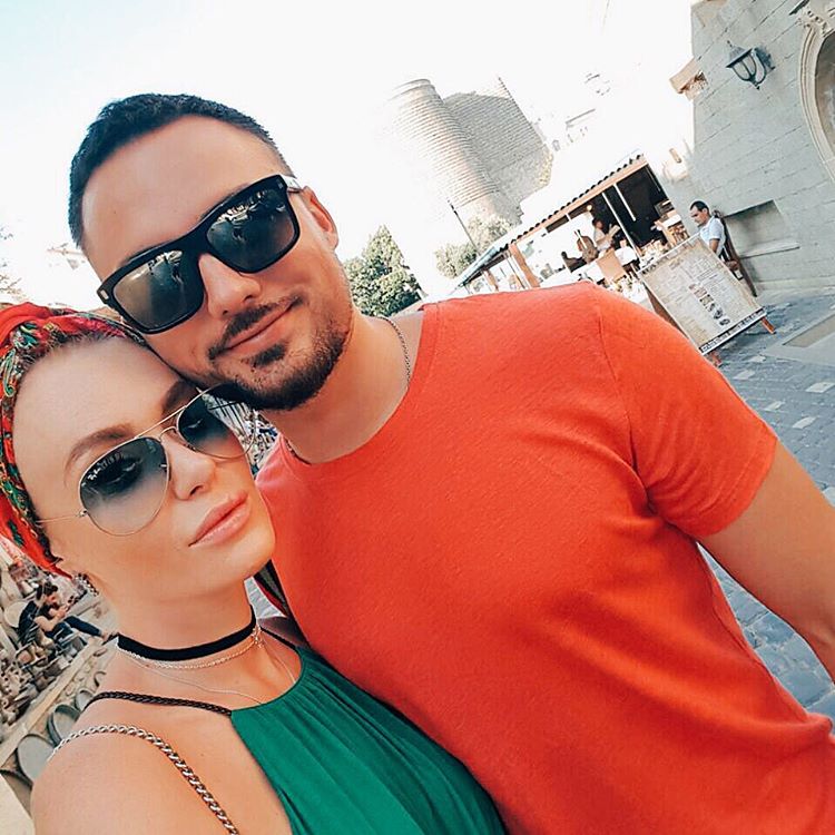 Сексуальная Слава из &quot;Неангелов&quot; соблазняет идеальной фигурой в бикини