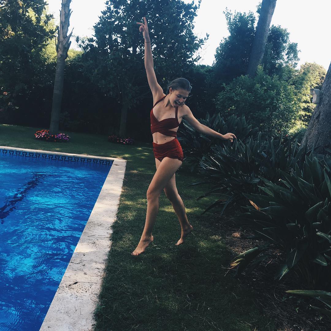 15-летняя дочь Веры Брежневой покоряет подписчиков стройной фигурой в купальнике 