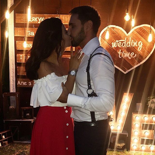 Невеста Виталия Козловского зацеловала его на свадьбе Дмитрия Ступки