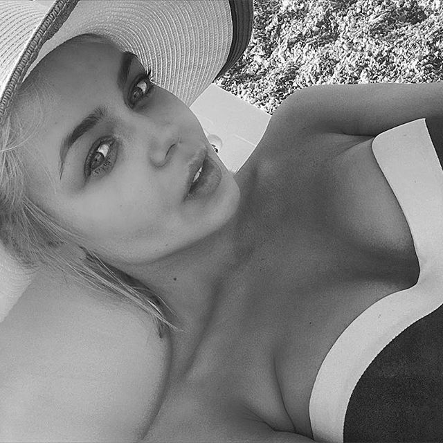 Неузнаваемая Алина Гросу показала стройную фигуру в купальнике