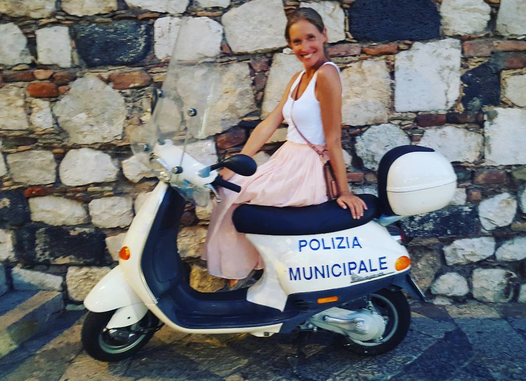 Катя Осадчая восхищает стильными образами на отдыхе у моря