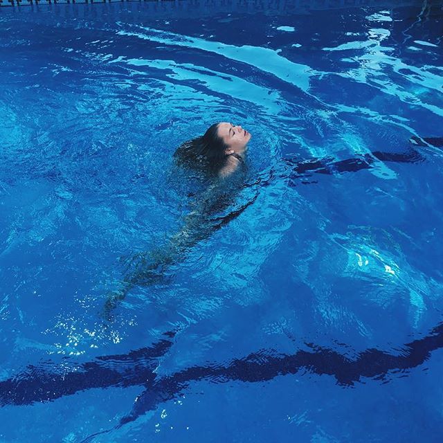 15-летняя дочь Веры Брежневой покоряет подписчиков стройной фигурой в купальнике 