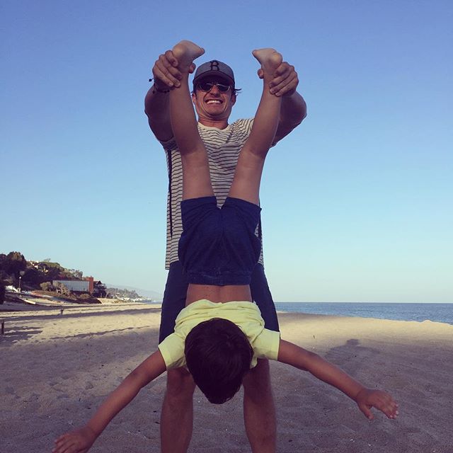 Редкий кадр: Орландо Блум опубликовал забавное фото с сыном