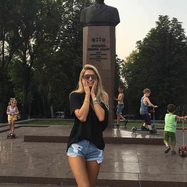 Погостила на родине: Вера Брежнева выступила в Днепродзержинске
