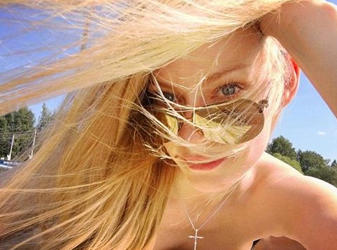 Светлана Ходченкова позирует в бикини таинственному незнакомцу