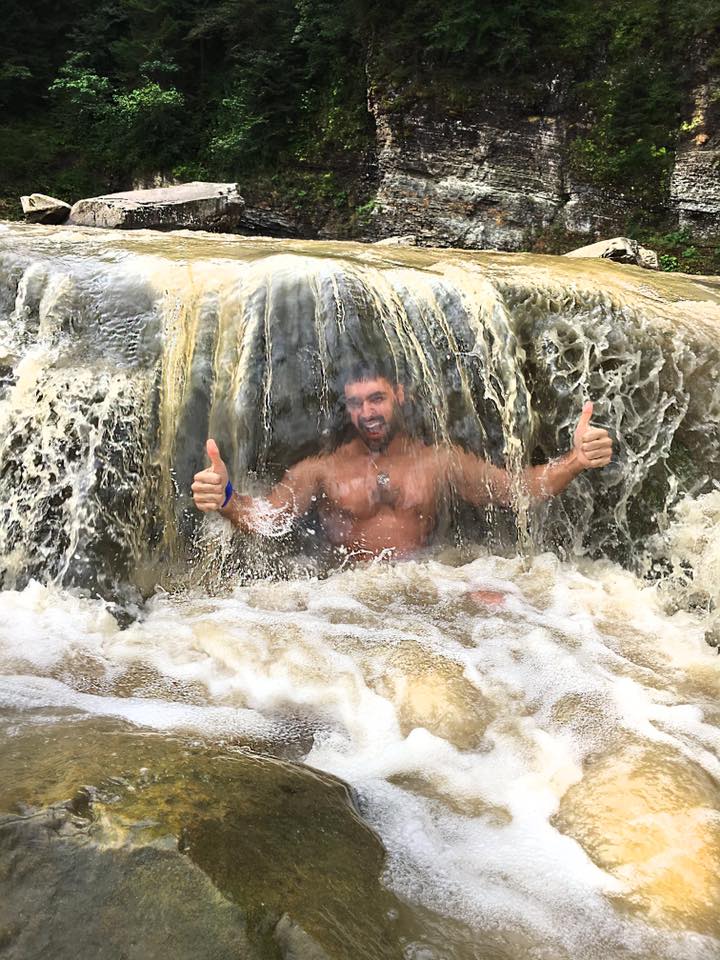 Виталий Козловский искупался в водопаде